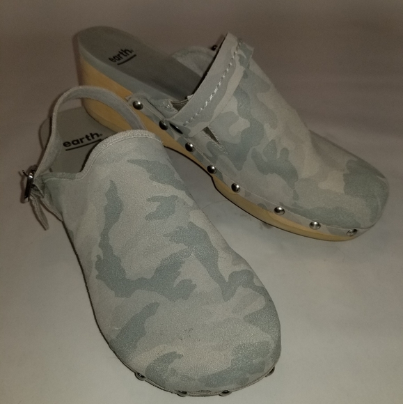 earth pine tiku clogs